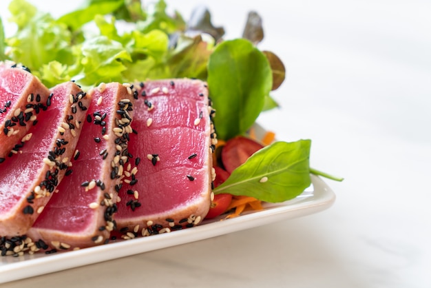 Foto frischer thunfisch roh mit gemüsesalat