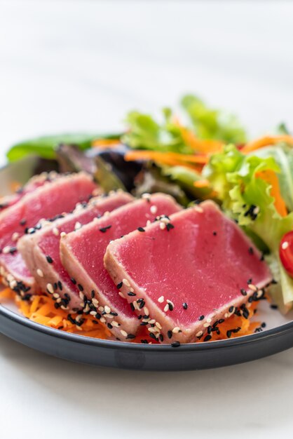 frischer Thunfisch roh mit Gemüsesalat