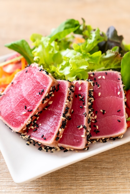 frischer Thunfisch roh mit Gemüsesalat