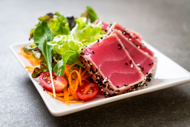 frischer Thunfisch roh mit Gemüsesalat