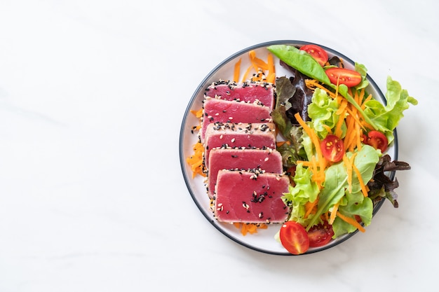 frischer Thunfisch roh mit Gemüsesalat