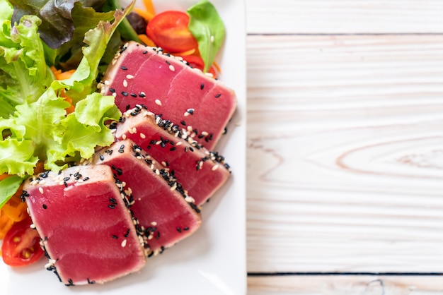 frischer Thunfisch roh mit Gemüsesalat