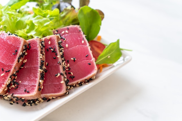 frischer Thunfisch roh mit Gemüsesalat