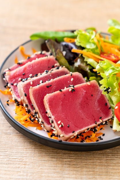 frischer Thunfisch roh mit Gemüsesalat