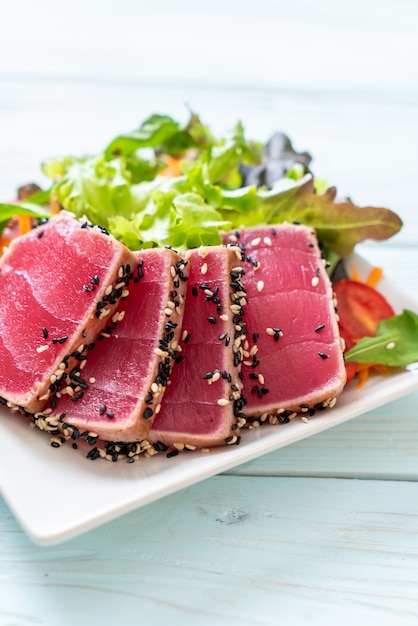 frischer Thunfisch roh mit Gemüsesalat