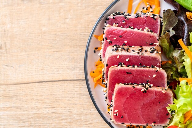 frischer Thunfisch roh mit Gemüsesalat