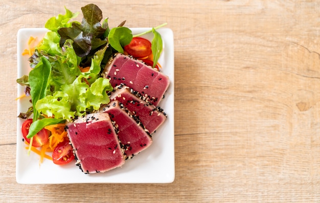 frischer Thunfisch roh mit Gemüsesalat