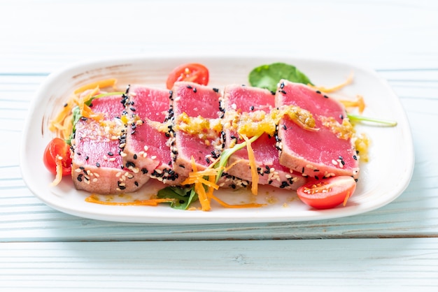 frischer Thunfisch roh mit würziger Salatsauce