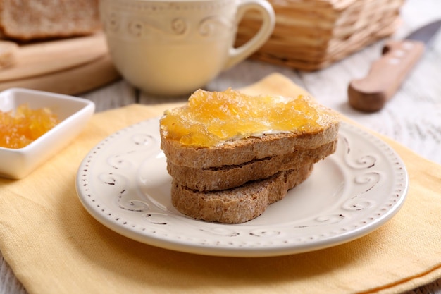 Frischer Toast mit Butter und Marmelade auf dem Tisch aus nächster Nähe