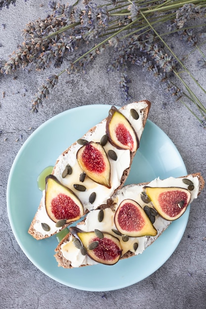 Frischer Toast mit Frischkäsefeigen und Kürbiskernen