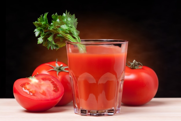 Frischer Tomatensaft in Gläsern mit Kräutern