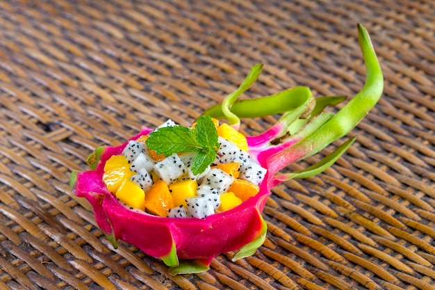 Frischer tropischer Obstsalat in Drachenfruchtschale, gesundes Frühstück, Gewichtsverlustkonzept, Thailand aus nächster Nähe