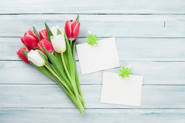 Frischer Tulpenblumenstrauß und Fotorahmen