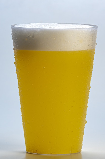 Frischer und gefrorener Ananassaft - gesundes Getränk auf weißem Hintergrund.