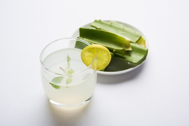 Frischer und gesunder Aloe Vera Saft im Glas