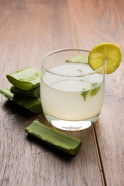 Frischer und gesunder Aloe Vera Saft im Glas