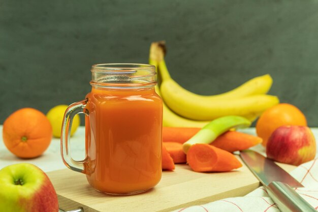 Frischer und gesunder Saft aus Karotten und Lauch