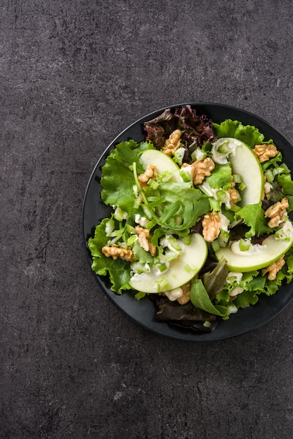 Frischer und leckerer grüner Salat mit Gemüse und Obst