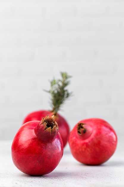 Foto frischer und roter granatapfel auf hellem hintergrund