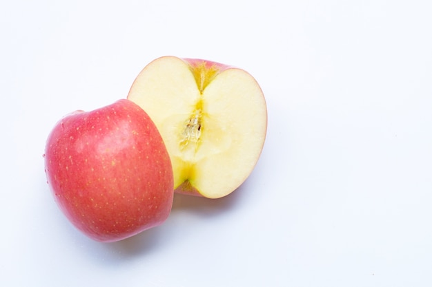 Frischer und saftiger rosa Apfel auf Weiß