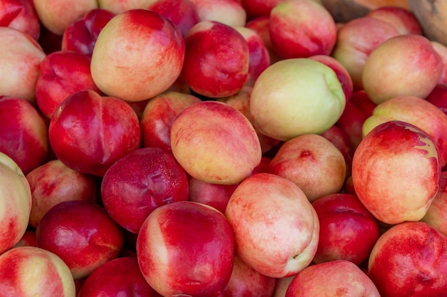 Frischer und schmackhafter natürlicher Pfirsich in einem Marktstand, Obst