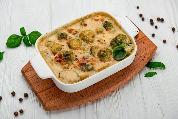 Frischer und schöner Rosenkohl Gratin