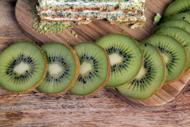 Frischer und süßer grüner Kuchen mit geschnittenen grünen Kiwis