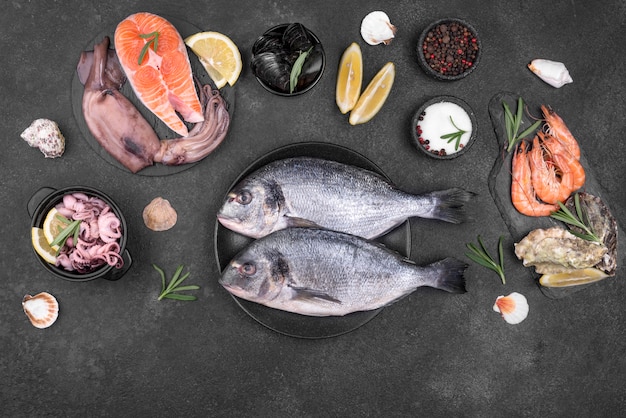 Foto frischer ungekochter fisch und zutaten aus meeresfrüchten