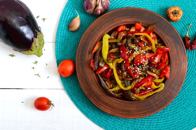 Frischer veganer Gemüsesalat