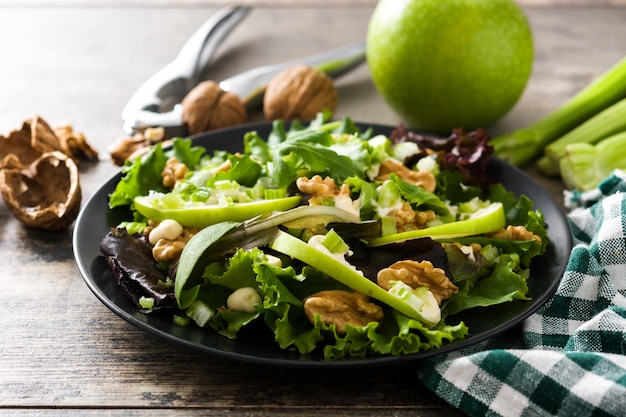 Frischer Waldorfsalat auf einem Teller