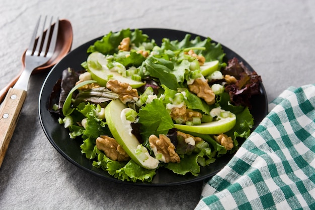 Frischer Waldorfsalat auf einem Teller