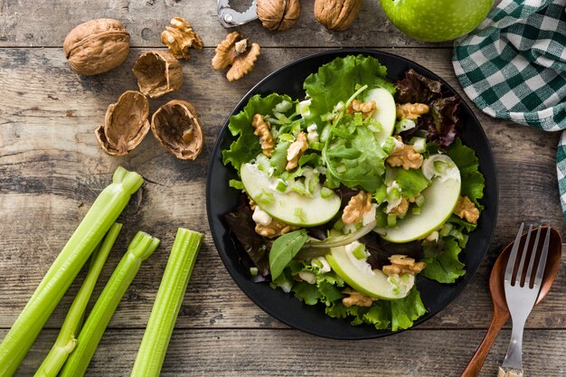 Frischer Waldorfsalat mit Salat und grünen Äpfeln