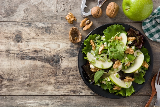 Frischer Waldorfsalat mit Salat und grünen Äpfeln