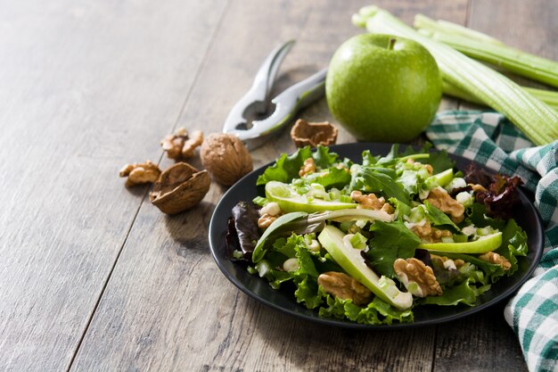 Frischer Waldorfsalat mit Salat und grünen Äpfeln