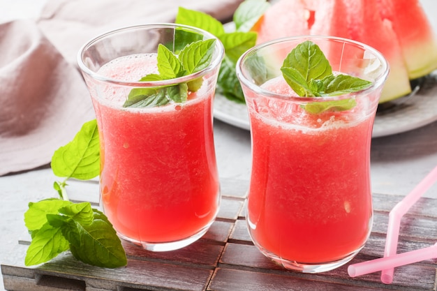 Frischer Wassermelone Smoothie mit Eis und Minze in Gläsern.