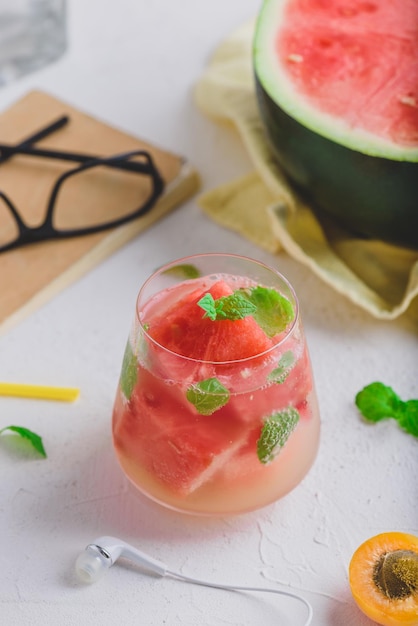 Frischer Wassermelonen-Gin-Cocktail