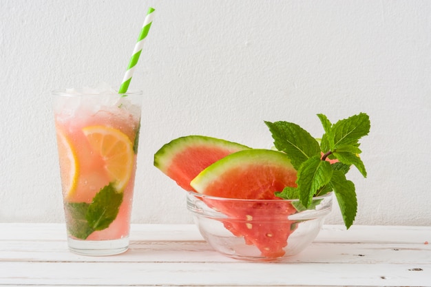 Frischer Wassermelonen-Mojito auf weißem Holztisch