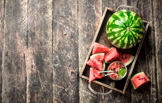 Frischer Wassermelonensaft auf Holztisch.