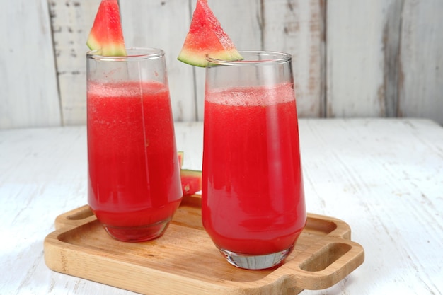 frischer Wassermelonensaft, auf weißem Tisch. Süßes Sommerdessert, Smoothie, gesundes Lebensmittelkonzept des Cocktails,