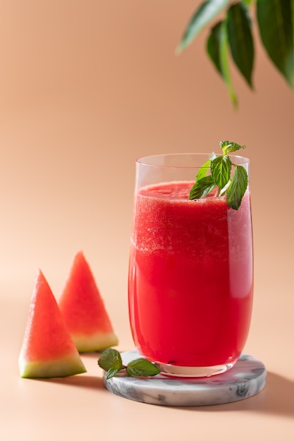 Frischer Wassermelonensaft in einem Glas