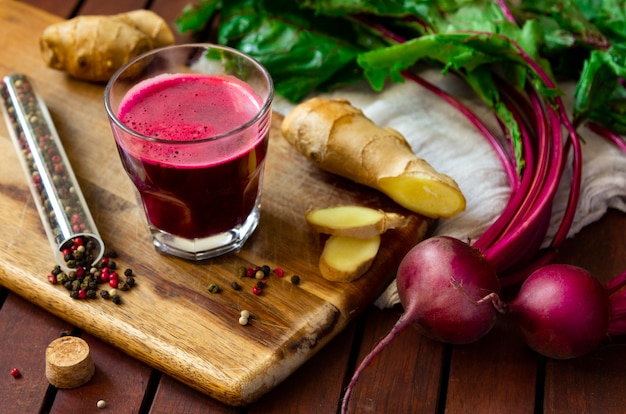 Frischer würziger Rote-Bete-Saft mit Ingwer