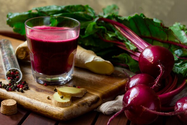 Frischer würziger Rote-Bete-Saft mit Ingwer