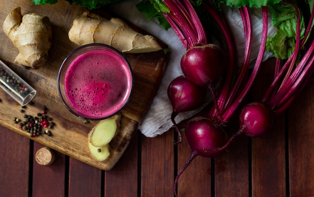 Frischer würziger Rote-Bete-Saft mit Ingwer