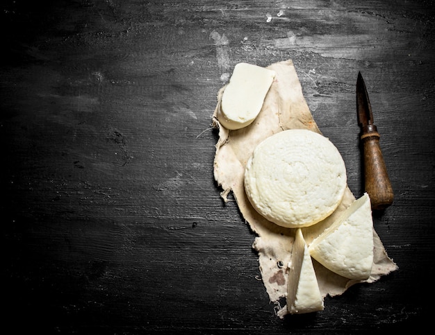 Frischer Ziegenkäse mit einem alten Messer