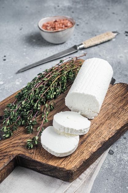 Foto frischer ziegenweichkäse mit thymian grauer hintergrund ansicht von oben