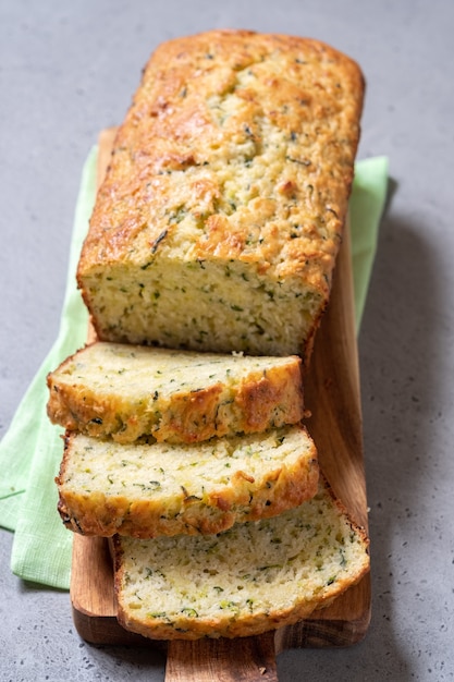 Frischer Zucchinibrotlaibkuchen auf einem Tisch