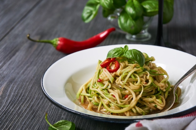 Frischer Zucchinisalat mit Pfeffer und Kräutern