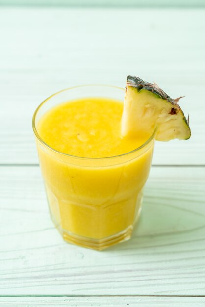 frisches Ananas-Smoothie-Glas auf Holztisch