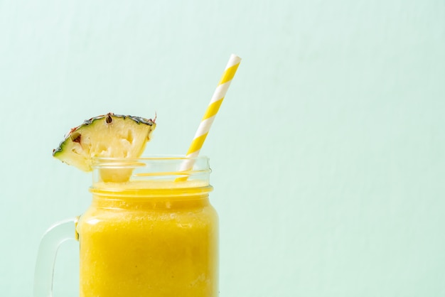 frisches Ananas-Smoothie-Glas auf Holztisch