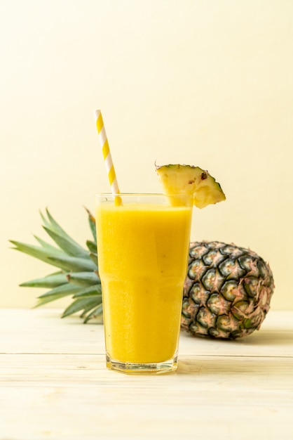 frisches Ananas-Smoothie-Glas auf Holztisch